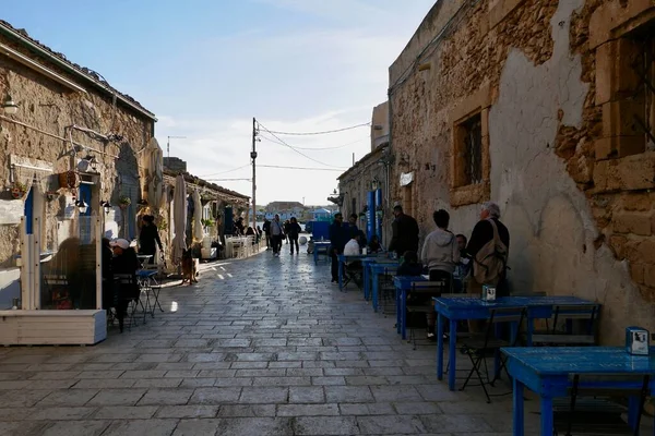 Marzamemi, Italië, 29.03.2018. Steegje met sfeervolle restaurants in de provincie Syracuse, Sicilië. — Stockfoto