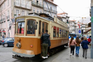 Porto, Portekiz, 31.03.2017. Porto 'nun tarihi merkezinde klasik tramvay.