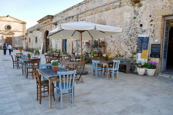 Marzamemi, Italien, 29.03.2018. Hauptplatz und charmantes Restaurant in der Provinz Syrakus, Sizilien. — Stockfoto