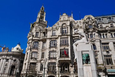 Porto, Portekiz, 31.03.2017. Avenida dos Aliados 'daki Freedom Square' deki görkemli Art Deco binası, Müttefikler Bulvarı, mavi gökyüzü arka planı. Porto, Portekiz.