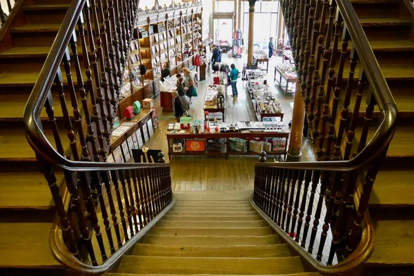 Oporto, Portogallo, 31.03.2017. Interno di A Vida portoghese, bellissimo concept store con la sua famosa scala in legno. — Foto Stock