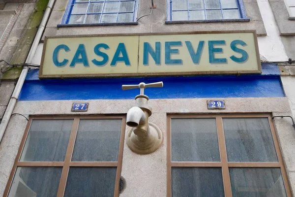 Порту, Португалия, 31.03.2017. Водопроводный кран в Casa Neves в историческом центре. — стоковое фото
