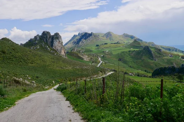 Estrada panorâmica atravessando colinas e montanhas cênicas no interior fértil, Sicília, Itália. — Fotografia de Stock