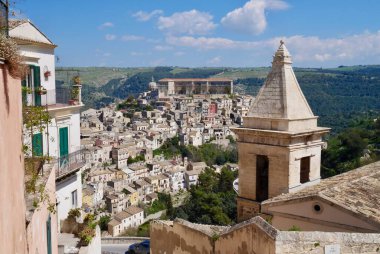 Güzel Barok kasabası Ragusa 'nın panorama manzarası, UNESCO Dünya Mirası Bölgesi. Sicilya, İtalya.