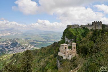 Venüs Kalesi ya da Pepoli Şatosu olarak da bilinen Castello di Venere 'in Price, Trapani, Sicilya' daki hava manzarası..