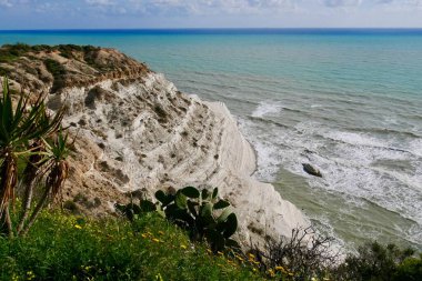 Scala dei Turchi 'nin panoramik manzarası, beyaz kireçtaşı uçurumları, arka planda turkuaz deniz. Agrigento, Sicilya, İtalya 'ya yakın.
