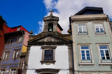 Ribeira rıhtımında seramik fayansları, azulejoları ve şapeli olan tipik renkli evlerin panoramik görüntüsü. Porto, Portekiz.