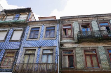 Porto, Portekiz 'de seramik fayansları, azulejoları olan tipik renkli evlerin panoramik görüntüsü.