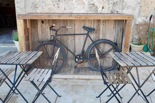 Bicicleta vintage como decoração legal na área de estar ao ar livre do restaurante em Marzamemi, Sicília, Itália. — Fotografia de Stock