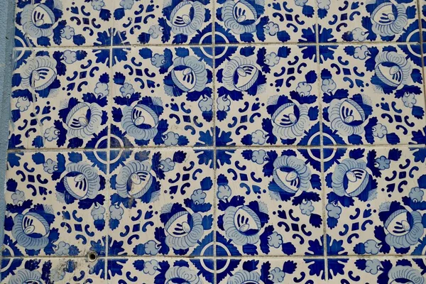 Nahaufnahme traditioneller portugiesischer Keramikfliesen, Azulejos. — Stockfoto