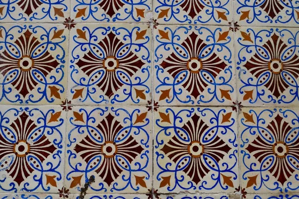 Närbild av traditionella portugisiska keramiska mosaik plattor, azulejos. — Stockfoto