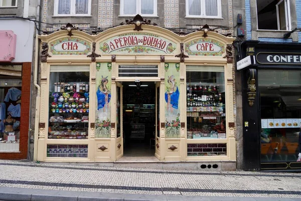 Porto, Portugal, 31.03.2017. Bunte Fassade von A Perola do Bolhao, einem alten Lebensmittelgeschäft und Café in der Nähe des Mercado do Bolhao. — Stockfoto