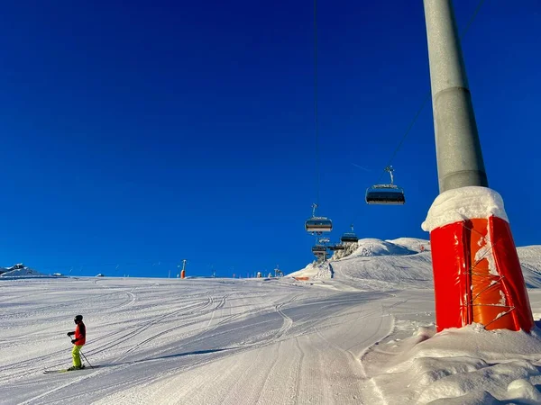 Lift ondersteuning en skipiste in de Oostenrijkse Alpen op een zonnige dag. Golm, Oostenrijk. — Stockfoto