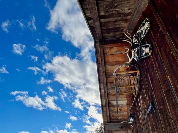 Vue à angle bas de la cabane de montagne traditionnelle en bois avec décoration alpine. Vorarlberg, Autriche. Espace de copie. — Photo