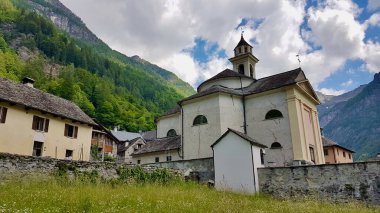 İsviçre, Verzasca Vadisi, Sonogno 'daki tipik Ticino taş kilisesi..