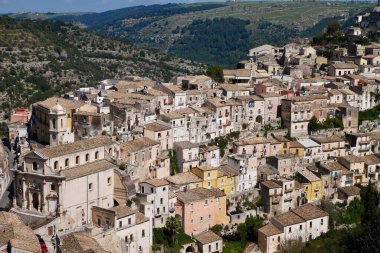 Barok şehri Ragusa 'daki eski kasaba evlerinin panoramik manzarası, UNESCO Dünya Mirası Bölgesi. Sicilya, İtalya.