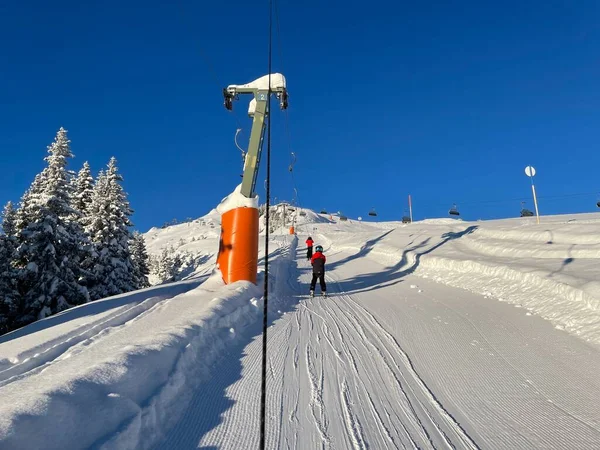 Tácový vlek v rakouských Alpách za slunečného zimního dne. Golm, Vorarlberg, Rakousko. — Stock fotografie