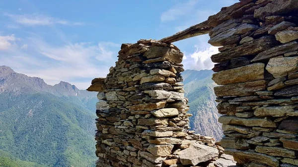 意大利北部皮埃蒙特国家公园瓦尔格兰德的废弃石山小屋. — 图库照片