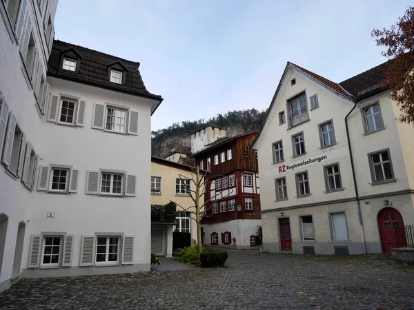 Feldkirch, Ausztria, 2021.11.18. Gyönyörű házak a régi város középkori Feldkirch Schattenburg a háttérben. Vorarlberg, Ausztria. — Stock Fotó