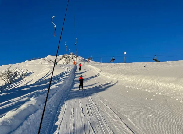 Knoppenlift in de Oostenrijkse Alpen op een zonnige winterdag. Golm, Vorarlberg, Oostenrijk. — Stockfoto