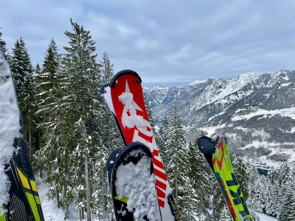 Golm, Áustria, 12.12.2021. Esquis alpinos com floresta coberta de neve e montanhas ao fundo. Foto tirada da gôndola elevador. — Fotografia de Stock