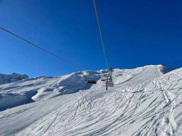 Vista aérea da estância de esqui Golm em Montafon, Áustria, foto tirada do teleférico. — Fotografia de Stock