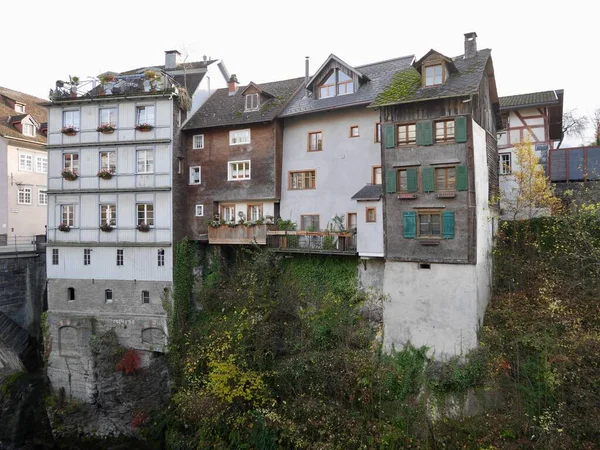 Barevné domy ve středověkém městě Feldkirch, Vorarlberg, Rakousko na břehu řeky Ill. — Stock fotografie