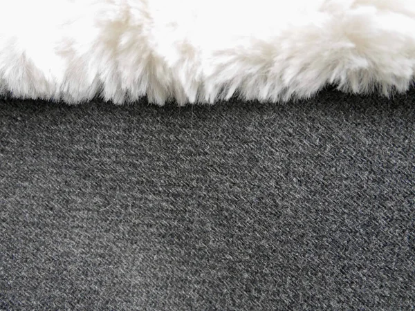 Textur aus grauem Stoff mit weißem Fell, Nahaufnahme von Schafwolle Struktur, Tapete Hintergrund. — Stockfoto