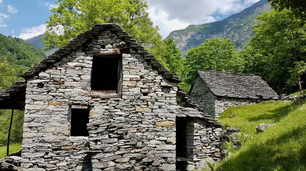Verzasca Valley,スイスの典型的なティチーノ石造りの家. — ストック写真