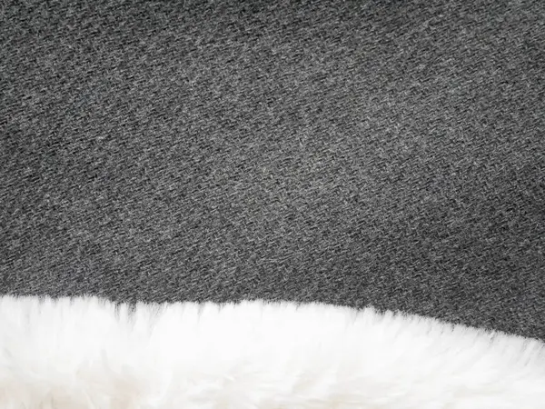 Textur aus grauem Stoff mit weißem Fell, Nahaufnahme von Schafwolle Struktur, Tapete Hintergrund. — Stockfoto