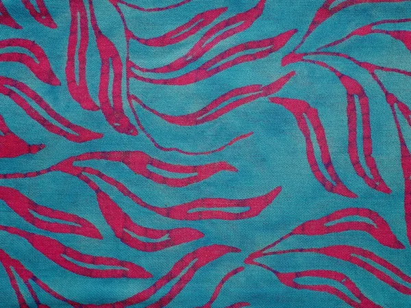 Текстура синьої тканини з рожевими орнаментами, фон шпалер . — стокове фото