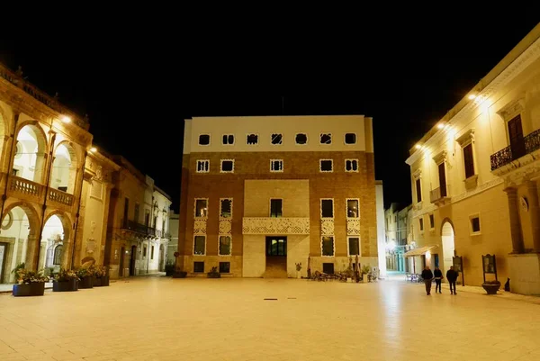 Verlichte centrale plein, Piazza della Repubblica, van Mazara del Vallo met Palazzo del Seminario en het stadhuis 's nachts in de provincie Trapani, Sicilië, Italië. — Stockfoto