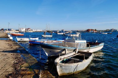 Marzamemi, İtalya, 29.03.2018. Gün batımında renkli balıkçı tekneleri. Syracuse Vilayeti, Sicilya.