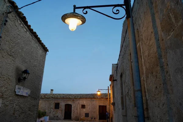 Verlichte vintage straatlantaarns in de straten van Marzamemi, Sicilië, bij zonsondergang. — Stockfoto