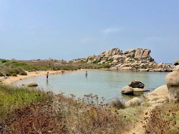 Hermosa playa de arena con agua turquesa en la isla Lavezzi, Córcega, Francia. — Foto de Stock