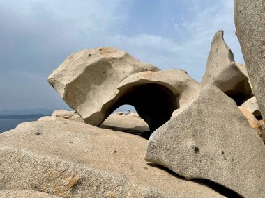 Lavezzi Adası 'nda tuhaf kaya oluşumları, tafoni, Fransa Korsika' da deniz rezervi..