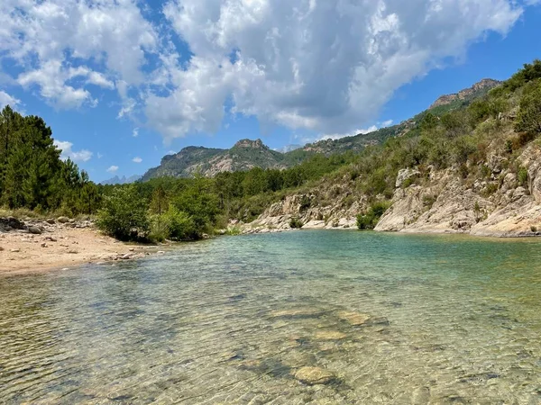 Floden Solenzara med turkost vatten och sandstränder vid foten av Bavella toppar på södra Korsika, Frankrike. — Stockfoto