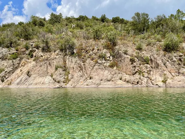 Floden Solenzara vid foten av Bavella toppar på södra Korsika, Frankrike. Pool med smaragdgrönt vatten. — Stockfoto