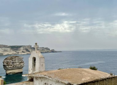 Kilise St. Roch ve ünlü uçurum, Bonfacio, Korsika 'nın simgesi, fırtınalı havada.