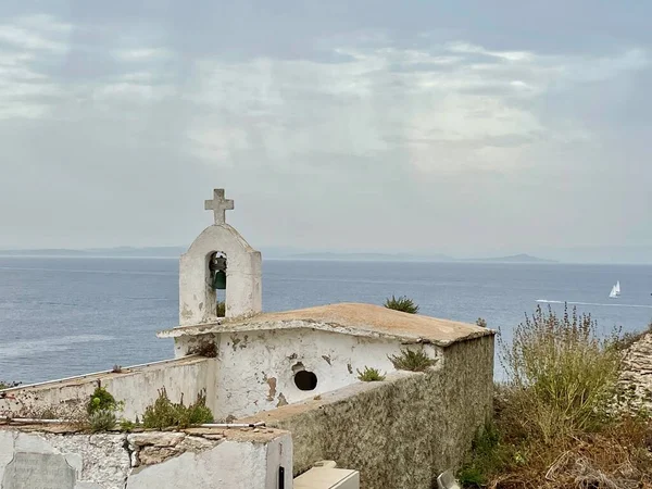 Bonfacio, Korsika 'daki St. Roch Kilisesi. Fırtınalı havada denize bakıyor..