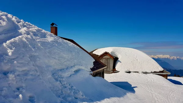 Snow covered wooden mountain huts in the Austrian Alps. Laterns, Vorarlberg, Austria. — Stockfoto