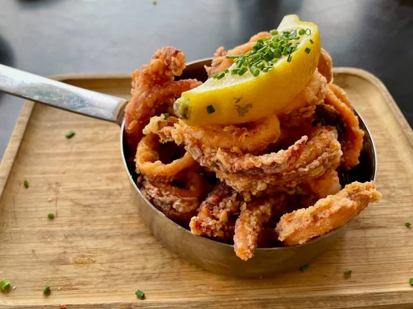 Tahta tepside limonlu kızarmış kalamar..