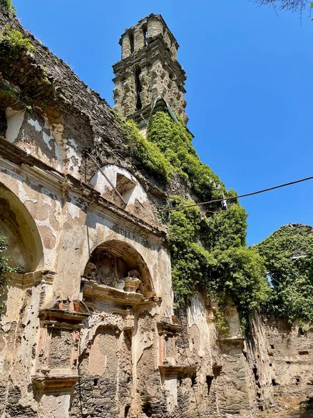 Zřícenina kostela starého františkánského kláštera Orezza, klášter dorezza, Piedicroce, Castagniccia, Korsika. Svisle. — Stock fotografie