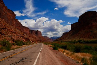 Utah 'ta manzara gezintisi. Moab 'a yakın büyüleyici kanyonlar ve kumtaşı oluşumları.