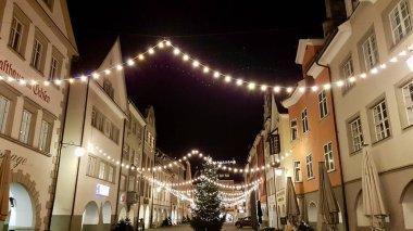 Ortaçağ kasabası Feldkirch, Vorarlberg, Avusturya 'da Noel ışıklandırması.