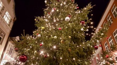 Avusturya 'nın ortaçağ kasabası Feldkirch' te Noel şenliği. Aydınlatılmış ve güzel dekore edilmiş Noel ağacı.