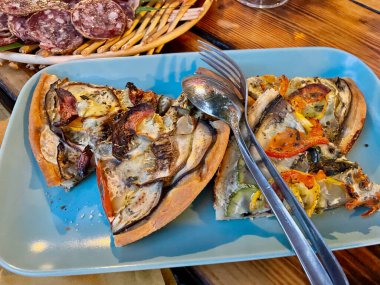 Tipik Korsikalı başlangıçlar. Ev yapımı sebzeli turtalar, çeşitli yerel şarküteri, soğuk etler. Hava görünümü.