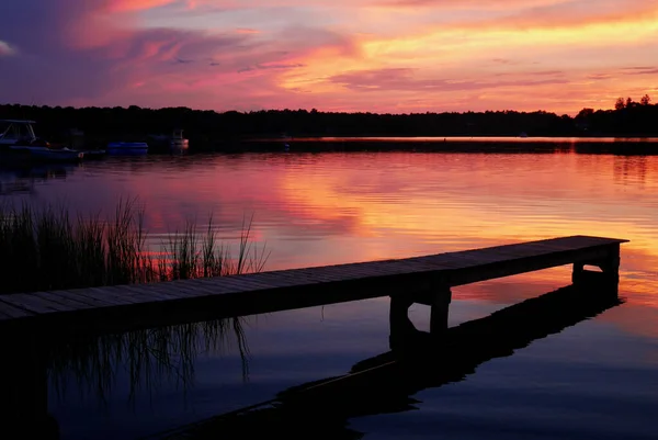 Beau lever de soleil sur la mer avec réflexion dans l'eau, nuages majestueux dans le ciel. Quai à Buzzards Bay, Massachusetts, USA. — Photo