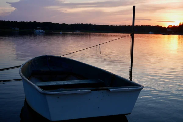 Close up of boat at sunrise. Early morning mood at Buzzards Bay, Massachusetts, USA. — Fotografia de Stock