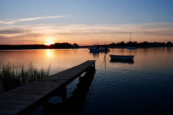 Krásný východ slunce v Buzzards Bay, Massachusetts, USA. Brzké ráno nálada, moře a dovolená koncept. — Stock fotografie